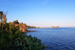 1_Il-castello-Normanno-Svevo-di-Aci-Castello-e-i-faraglioni-sullo-sfondo